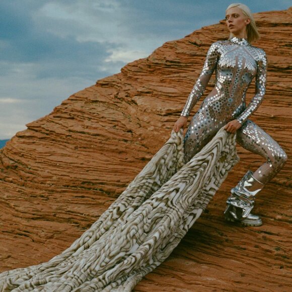 Unopened/Unused NWT Lola Blanket - Medium - Cosmic Sands - Picture 3 of 4